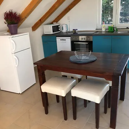 Lilly アパート ザボリッチ